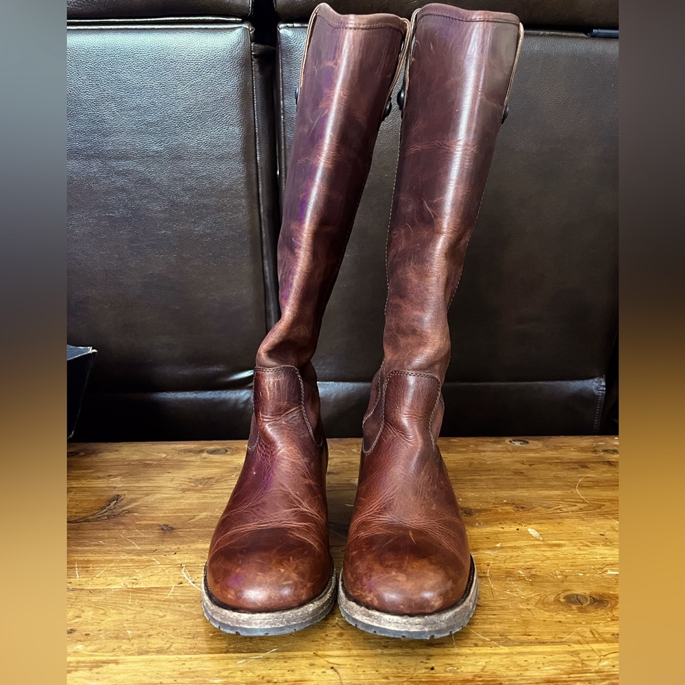 Frye Melissa Button Tall Lug boots. Size 8. In great condition w/ original box.